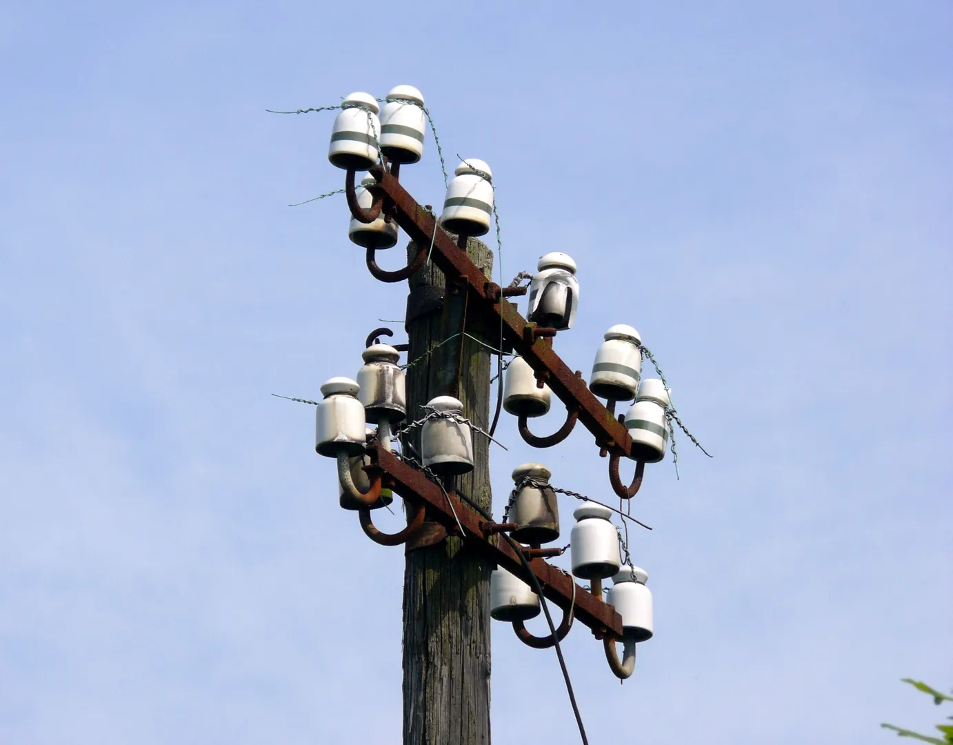 Mit der Einführung des Stroms in der Region änderte sich das Leben grundlegend. Einer der wenigen alten und inzwischen funktionslosen Strommasten (wie hier im Hinterland) zeugen von der Zeit, als die Stromversorgung in den Dörfern noch oberirdisch verlief. Foto: Landkreis Marburg-Biedenkopf/Markus Morr